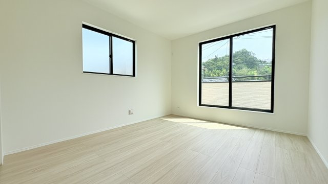【寝室】 | 収納あり、自然な採光ありの洋室。家族みんなが気持ち良く目覚められる、過ごしやすい主寝室などにもお勧め。もちろん、ペットもご一緒に。