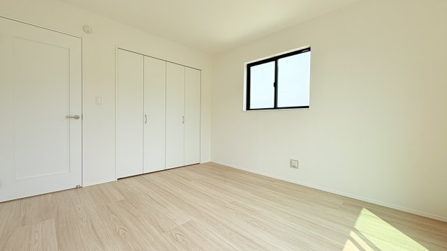 【子供部屋】 | 床のフローリングもオシャレな洋室が嬉しいです。独立性のある住宅ですので、各居室それぞれ、テイストの違うお部屋インテリア造りをしても面白いかもしれませんね！