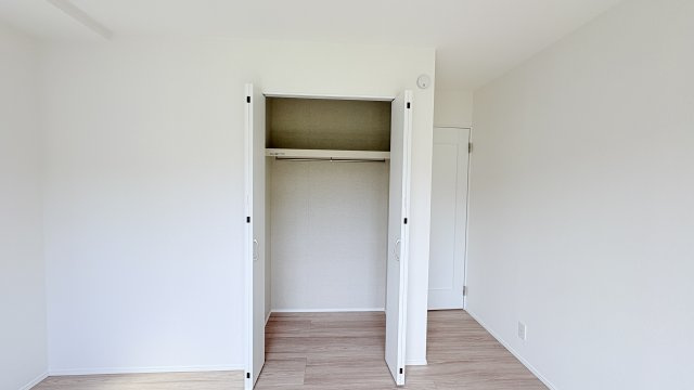【洋室】 | 小鳥の鳴き声で目覚める朝、爽やかな風が入ります。太陽の陽射しでお洗濯物がカラッと乾き、気持ちの良い洋服とお布団で快適に過ごせます。