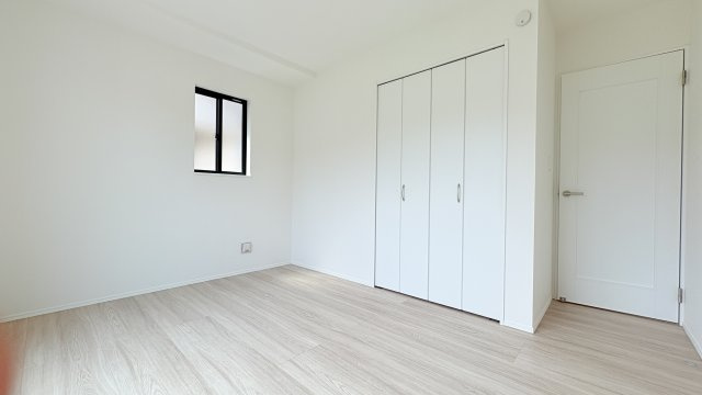 【収納】 | 収納あり、自然な採光ありの洋室。家族みんなが気持ち良く目覚められる、過ごしやすい主寝室などにもお勧め。もちろん、ペットもご一緒に。