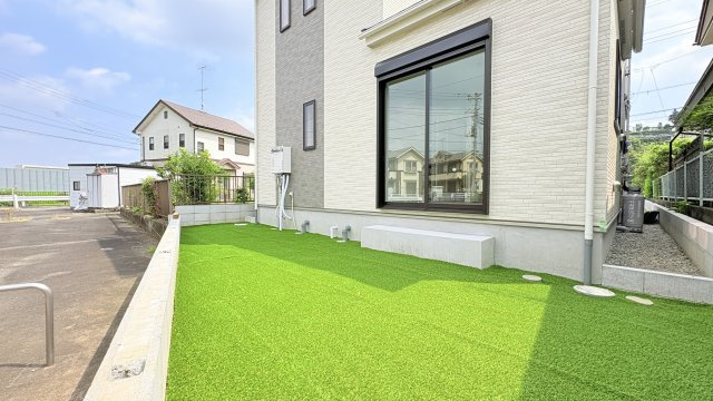 【庭】 | 青く澄み渡った綺麗な空と、陽の光をたっぷりと受ける、そんな新築住宅で新生活をスタートしてみませんか？見学・ご相談等、ミライズホーム(株)までお気軽にご連絡下さい♪