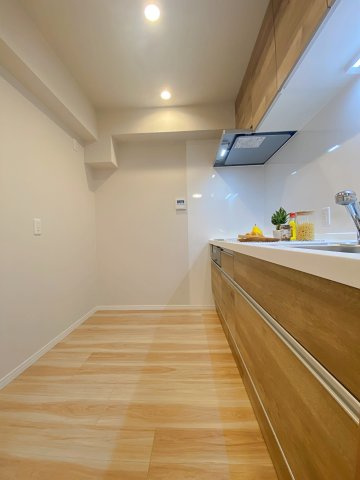 ルーセル南浦和のキッチン|十分な調理スペースとシンク幅を確保した機能的なキッチンです。複数人での調理もスムーズに行えるゆとりがあり、毎日の料理がより楽しくなります。お手入れしやすい素材を採用しており、綺麗が長持ちします。