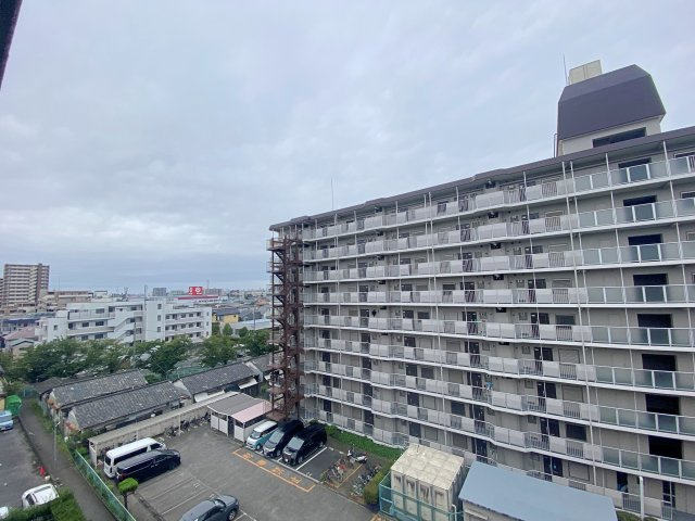 ルーセル南浦和の展望|最上階ならではの心地よい眺望が広がる開放的なロケーションです。前面に遮るものがなく、遠くまで見渡せる景色と豊かな採光を実感できます。爽やかな風と太陽の恵みを感じながら、特別な日常を満喫できます。