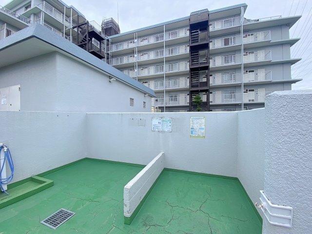ルーセル南浦和のその他共用部分|綺麗に整理・管理された敷地内のゴミ捨て場です。管理体制の良さが伺える清潔な空間で、居住者の皆様が気持ちよく利用できます。日々の暮らしを快適に支える、マンションの丁寧な維持管理が感じられます。