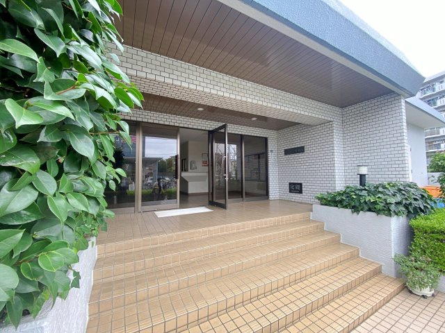 ルーセル南浦和|フラットで歩きやすいアプローチが魅力のエントランス入口です。整然と保たれた共用部は管理体制の高さを示しており、日々の出入りも快適。防犯面や衛生面でも安心して過ごせる住環境が整っています。