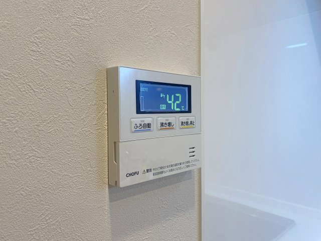 ルーセル南浦和の発電・温水設備|ワンタッチで自動お湯張りや保温操作が可能な給湯リモコンです。キッチンやリビングからお風呂の準備がスムーズに行え、忙しい日々の家事効率を高めてくれます。毎日の生活を便利にしてくれる設備です。