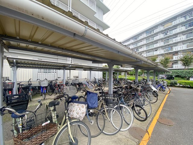 ルーセル南浦和の駐輪場|屋根付きで大切な自転車を雨や直射日光から守れる駐輪スペースです。敷地内に綺麗に整備されており、出し入れもスムーズ。近隣へのちょっとしたお買い物や駅までの通勤・通学アクセスを快適にサポートします。