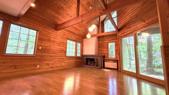 浅間ハイランドパーク  吹抜ロフトで開放感あふれる戸建の居間・リビング