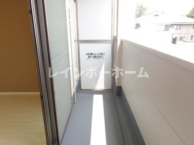 川越市大字的場のアパートのバルコニー