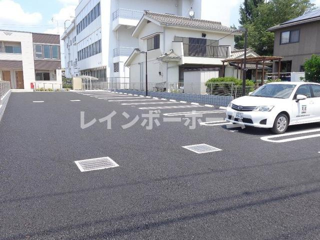 川越市大字的場のアパートの駐車場