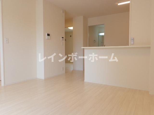 川越市大字的場のアパートの居間・リビング