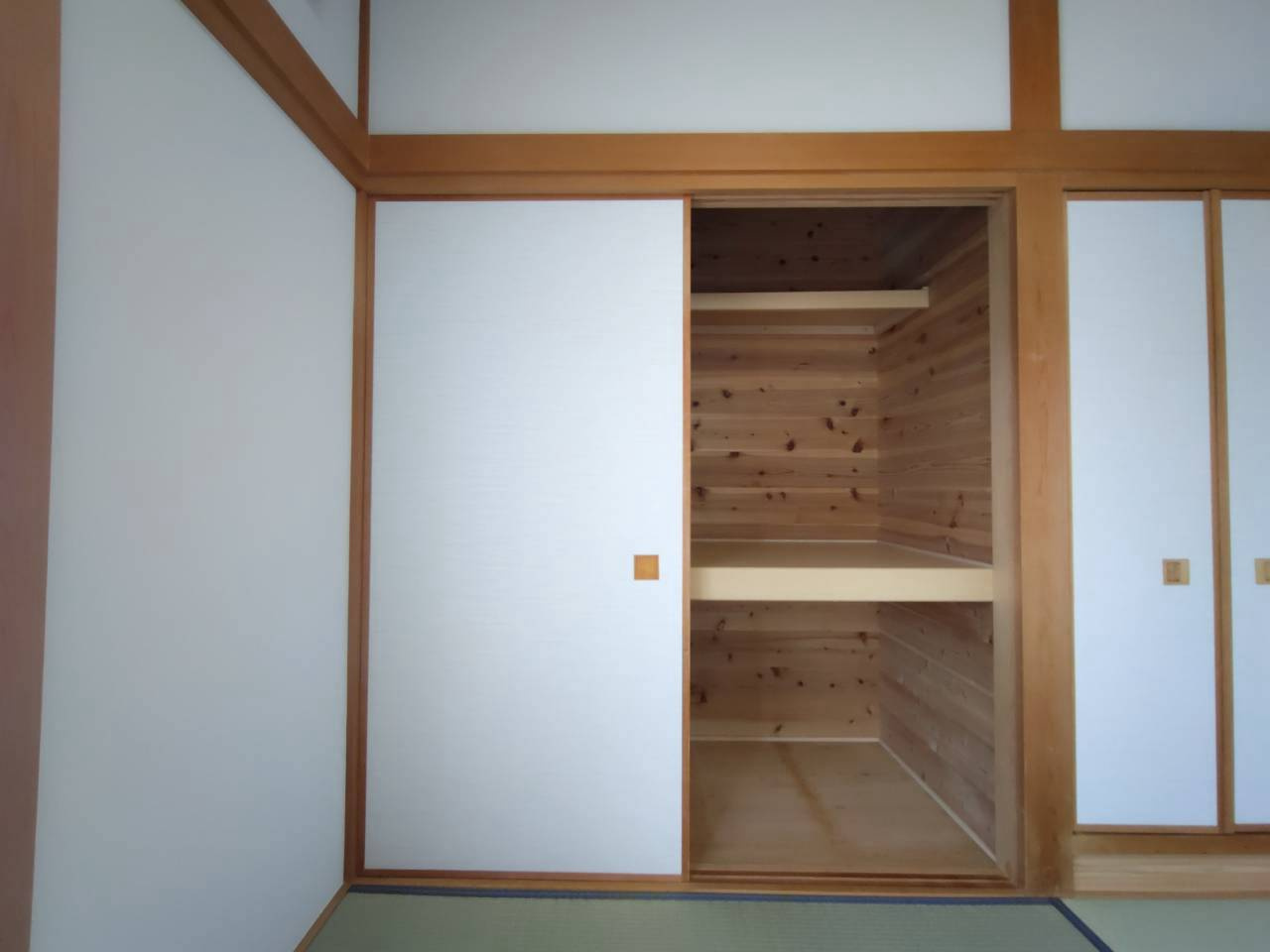 ◆リフォーム済み◆南庭付き◆敷地６２坪◆エコキュート搭載オール電化◆駐車３台可能◆宇治田原町緑苑坂の和室|１階和室押入