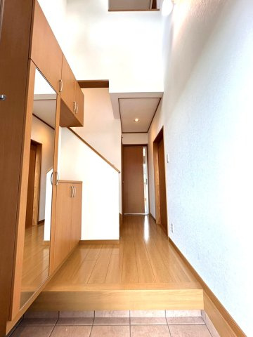 ◆リフォーム済み◆南庭付き◆敷地６２坪◆エコキュート搭載オール電化◆駐車３台可能◆宇治田原町緑苑坂の玄関|玄関