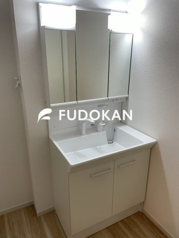 山形市鈴川町２丁目の新築一戸建の独立洗面台|三面鏡の洗面台は、スタイリッシュなだけでなく収納力もあります。