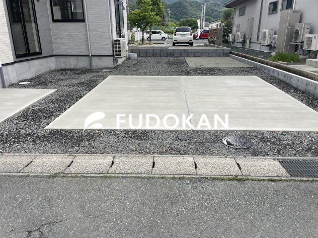山形市鈴川町２丁目の新築一戸建の外観|駐車場は土間コンクリート施工済みです。
