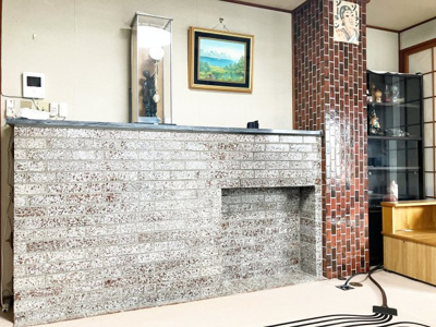 【居間・リビング】 | 石狩市花川南8-4　戸建 | リビングにはペチカがあり、夜にストーブを消しても暖かさが続きます♪