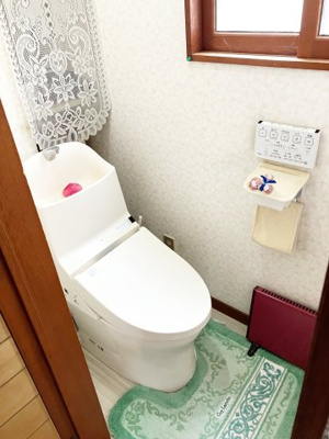 【トイレ】 | 石狩市花川南8-4　戸建 | １階のトイレは窓付き・温水洗浄便座♪