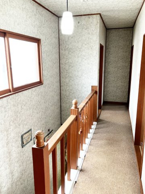 【エントランス】 | 石狩市花川南8-4　戸建 | ２Fホールは雰囲気のある木柵とペンダントライト♪