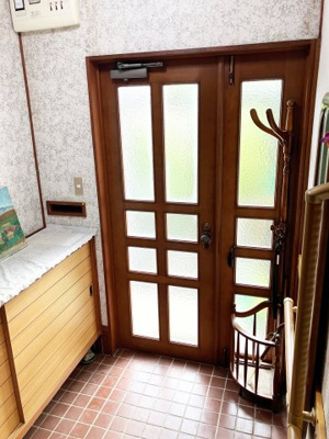 【玄関】 | 石狩市花川南8-4　戸建 | ガラス張りの親子ドアで、玄関土間にも陽が入ります♪