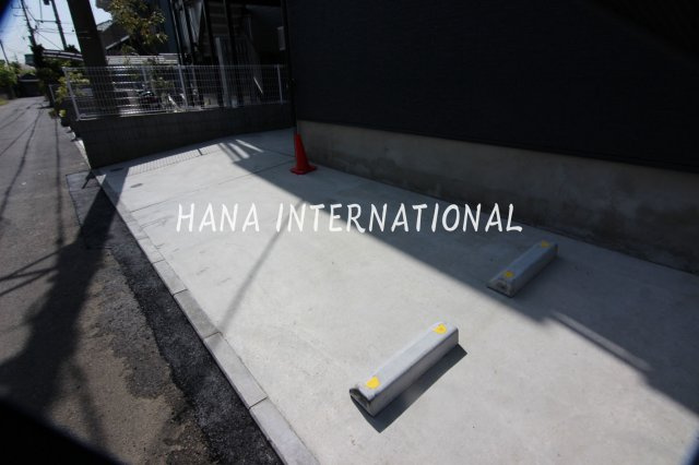 ミッドテラス草加の駐車場