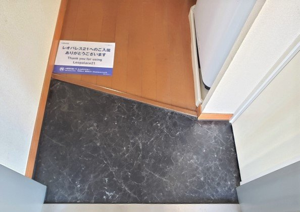 レオパレスウィステリアの玄関