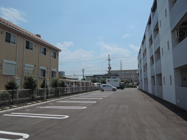 プランドール高槻の駐車場