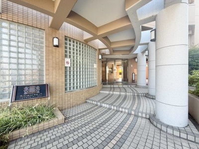 【エントランス】 | ライオンズヒルズ堀上町 | 約６帖の和室はリビングに隣接してますので、繋げると広々お使い頂けますよ！来客時にも嬉しいですね♪