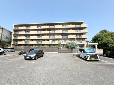 【駐車場】 | ライオンズヒルズ堀上町 | 家族とコミュニケーションが取りやすい対面キッチン採用♪会話を楽しみながら家事ができますね！