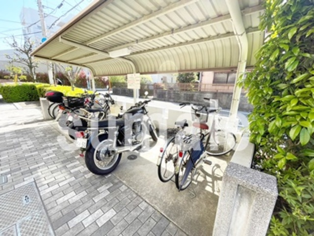 グランコート与野本町のその他共用部分|バイクも置けます。