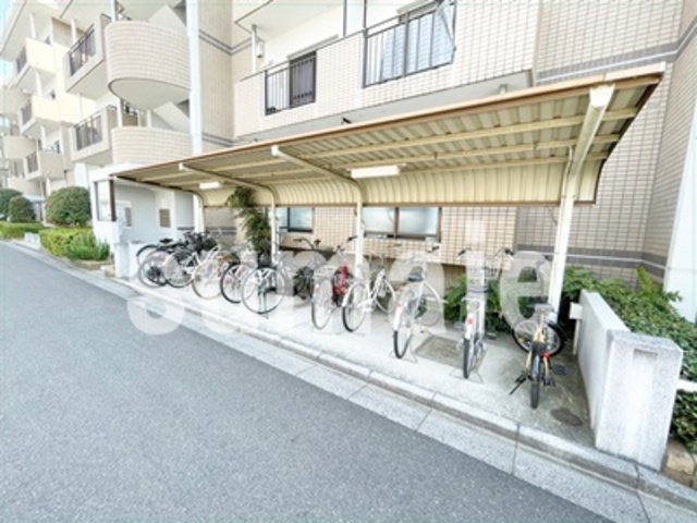 グランコート与野本町のその他共用部分|屋根付き駐輪場です。