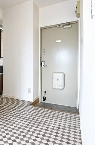 東京アパートメントの玄関