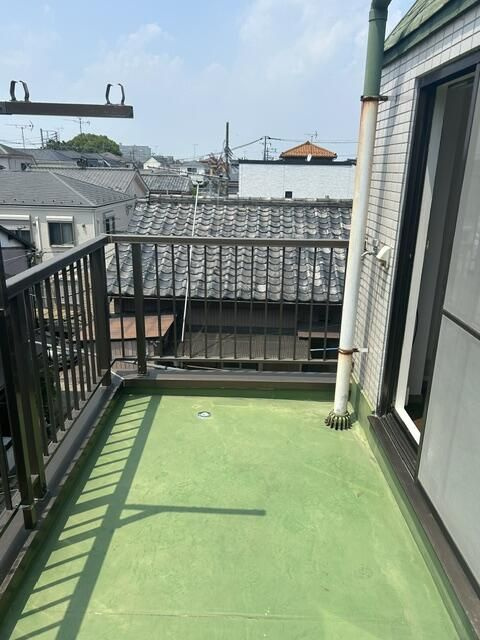 東京アパートメントのバルコニー