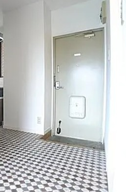 東京アパートメントの玄関