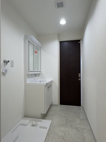 ライオンズマンション浦添宮城の独立洗面台|清潔感ある洗面室　洗面化粧台＆防水洗濯機パンは新品交換済み