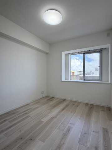 ライオンズマンション浦添宮城の洋室|バルコニーに面した明るいBEDROOM(1)　5.0帖　
なにげに嬉しい出窓　