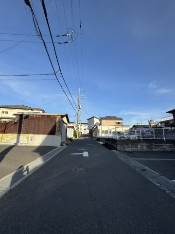 オーナーチェンジ物件　岸和田市小松里町(テラスハウス)の前面道路含む現地写真|北東側約5ｍ(側溝含む)