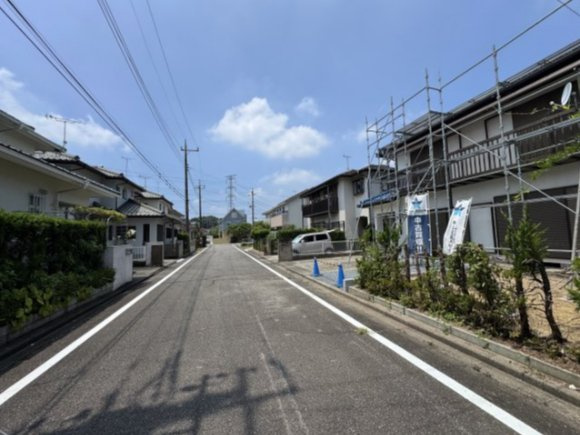 高崎市吉井町南陽台　中古住宅の前面道路含む現地写真|現地写真　南側接道幅員約5.2ｍ　西側接道幅員約8.6ｍ