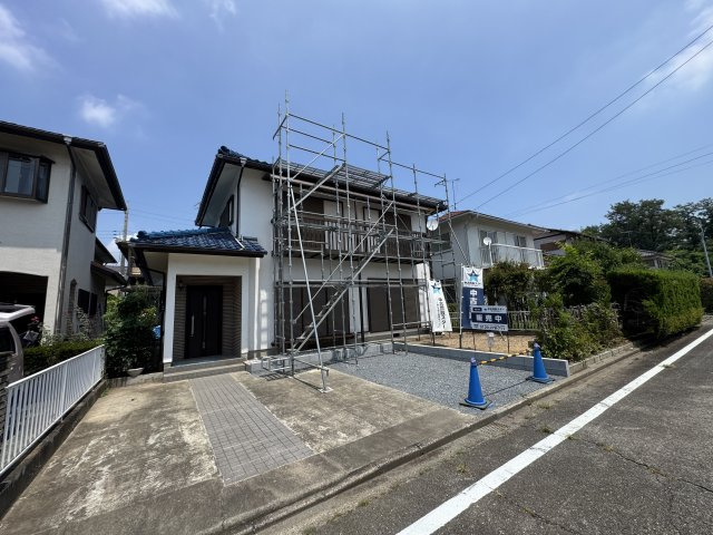 高崎市吉井町南陽台　中古住宅の駐車場|現地写真　駐車スペースは並列3台分可能