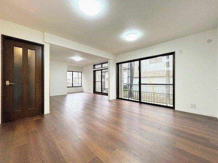ふじみ野市谷田２丁目の中古一戸建の居間・リビング|約21.5帖超の広々LDKはご家族もゆったりくつろげる空間です。