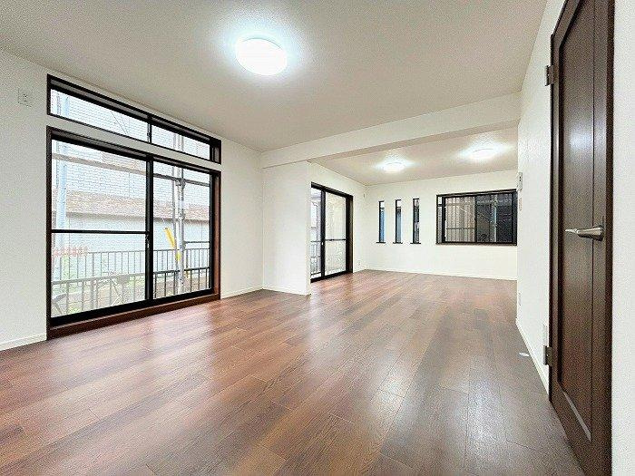 ふじみ野市谷田２丁目の中古一戸建の居間・リビング|3面採光で明るく通風良好です。