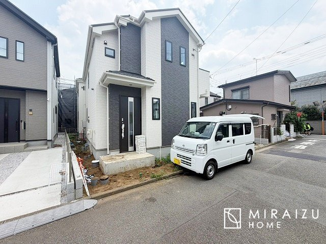 【外観】 | 青く澄み渡った綺麗な空と、陽の光をたっぷりと受ける、そんな新築住宅で新生活をスタートしてみませんか？見学・ご相談等、ミライズホーム(株)までお気軽にご連絡下さい。