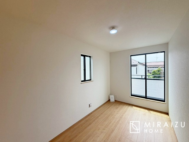 【子供部屋】 | 床のフローリングもオシャレな洋室が嬉しいです。独立性のある住宅ですので、各居室それぞれ、テイストの違うお部屋インテリア造りをしても面白いかもしれませんね！