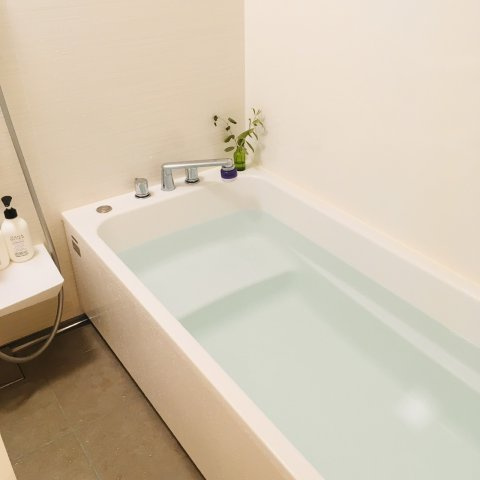 北谷町砂辺中古戸建の浴室|大き目の浴槽はゆったり寛げます