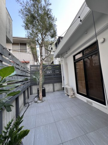 北谷町砂辺中古戸建のその他|こだわりのお庭にはティーツリーなどの素敵な植栽♪

