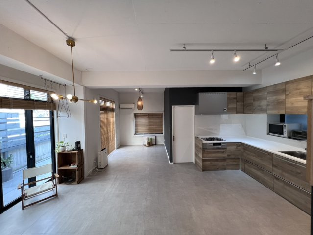 北谷町砂辺中古戸建の居間・リビング|天井も高く開口部も広い素敵過ぎるオウチです☆