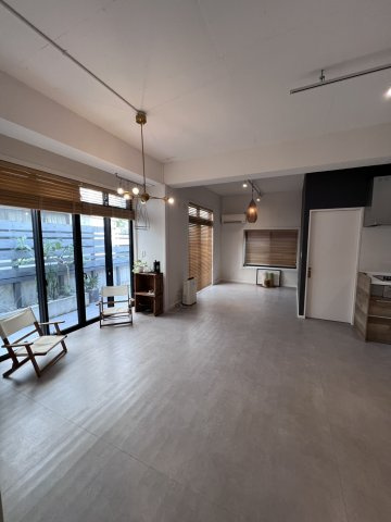北谷町砂辺中古戸建の居間・リビング|リフォームで天井も高くして広々LDK