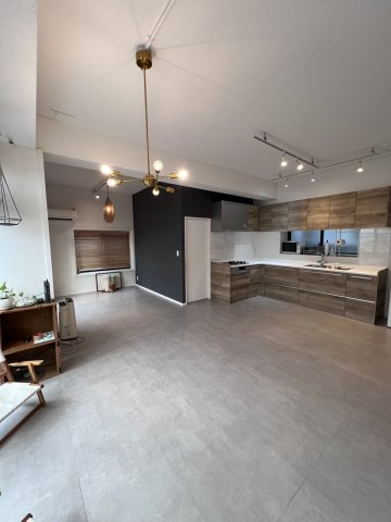 北谷町砂辺中古戸建の居間・リビング|大きな窓から差し込む光も心地よくずっと居たくなる場所です。