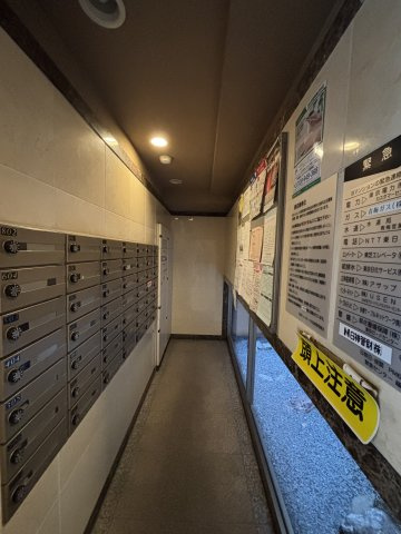 日神パレステージ河辺南の設備|宅配ボックス・郵便受けスペースの様子です。宅配ボックス有りの為、帰宅時間を気にせず荷物を受け取れます。再配達の手間が省ける為、忙しい毎日をサポートできます。