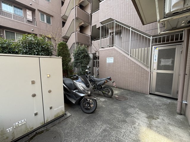 日神パレステージ河辺南の駐輪場|共用部（バイク置き場）の様子です。