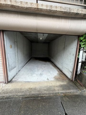 ハイコーポ羽曳が丘の駐車場|雨にも濡れず防犯面も安心です◎